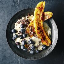 Porridge mit Kakao-Nibs und Banane