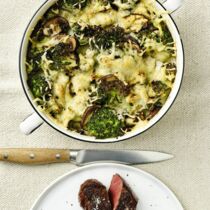 Kartoffel-Brokkoli-Gratin mit Wildmedaillons Kartoffel-Brokkoli-Gratin mit Wildmedaillons