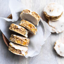 Kleine Lebkuchenbissen auf Oblaten Kleine Lebkuchenbissen auf Oblaten