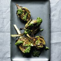 Gegrillte Artischocken mit Petersilien-Minze-Pesto