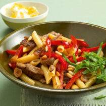 Penne mit Lamm, Paprika und Ziegenkäse