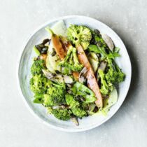 Gedämpftes grünes Frühlingsgemüse Gedämpftes grünes Frühlingsgemüse