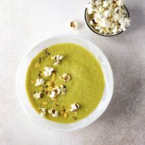 Mais-Gazpacho mit Popcorn