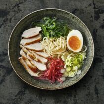 Ramen mit Hähnchenbrust, Wakame und Ingwer Ramen mit Hähnchenbrust, Wakame und Ingwer