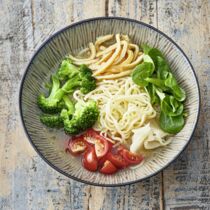 Sommerramen mit Feldsalat und Omelettstreifen