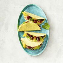 Tacos mit Roter Bete, Orangen und Guacamole Tacos mit Roter Bete, Orangen und Guacamole