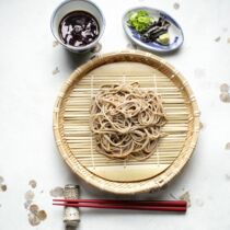 Kalte Soba-Nudeln mit Würzbrühe