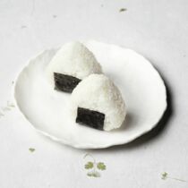 Onigiri mit Walnuss-Miso Onigiri mit Walnuss-Miso