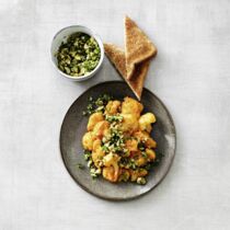 Paprika-Sahne-Blumenkohl mit Kräuter-Nuss-Topping