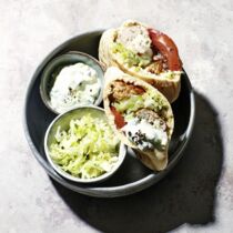 Bifteki im Pita-Brot mit Krautsalat und Zaziki