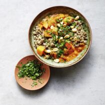 Kürbis-Tomaten-Curry mit Linsen-Quinoa-Mix und Erdnüssen