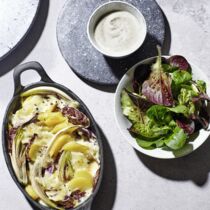 Raclette-Gratin mit Feldsalat