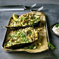 Gebackene Aubergine mit Couscous und Tahin Gebackene Aubergine mit Couscous und Tahin