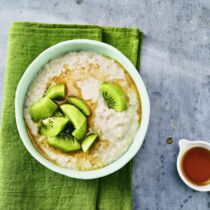 Porridge mit Kiwi & Ahornsirup