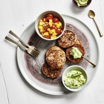 Redbean-Puffer mit Avocado-Dip und Tomaten-Mango-Salat