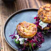 Serviettenknödel-Burger mit Rotkohl-slaw