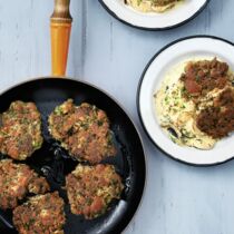 Gebackene Laugenknödel mit Senfsauce