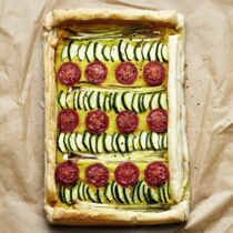 Blätterteigtarte mit Fava und Sommergemüse Blätterteigtarte mit Fava und Sommergemüse