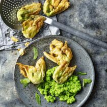 Frittierte Zucchini-blüten auf Erbsenpüree