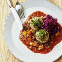 Semmelknödel mit Wurzelgemüsesauce