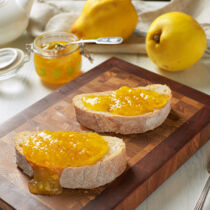 Quittenmarmelade auf Brot Quittenmarmelade auf Brot