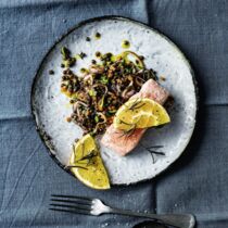 Lachs auf Belugalinsen-Salat