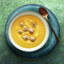 M&ouml;hrensuppe mit Fleischb&auml;llchen