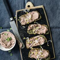 Vegane Leberwurst auf Haferflockenbrot