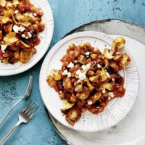 Auberginen-Kichererbsen-Gemüse mit Wurzel-Chips Auberginen-Kichererbsen-Gemüse mit Wurzel-Chips