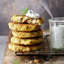 Lachs-Quinoa-Bratlinge 
mit Joghurt-Dip