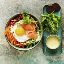 Gemüse-Bowl mit Spiegelei und geräuchertem Lachs