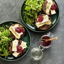 Pilz-Frikadellen mit Camembert und Preiselbeeren Pilz-Frikadellen mit Camembert und Preiselbeeren