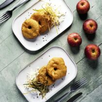 Äpfel in Altbierteig auf Kümmelkraut und Lauchstroh Äpfel in Altbierteig auf Kümmelkraut und Lauchstroh