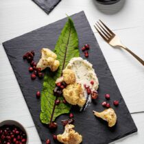 Gebackene Blumenkohlröschen mit Datteln, Sauerampfer-Knoblauchbutter und Granatapfelkernen