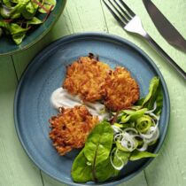 S&uuml;&szlig;kartoffel-R&ouml;sti mit Mangold-Lauch-Salat und Chili-Mayonnaise