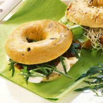 Oliven-Bagels mit Rucola