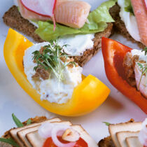Paprikaschiffchen mit Camembertcreme Paprikaschiffchen mit Camembertcreme