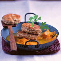 Tofu-Walnuss-Burger auf Möhren