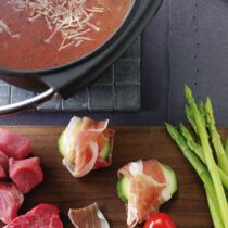 Fleischfondue mit Tomatenbrühe