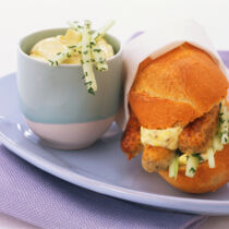 Bratwurstbrötchen mit Gurke Bratwurstbrötchen mit Gurke