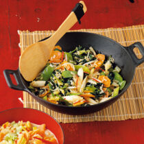 Scharfer Gemüsereis aus dem Wok