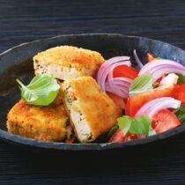 Panierter Gemüsetofu mit Tomatensalat Panierter Gemüsetofu mit Tomatensalat