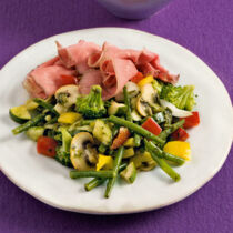 Buntes Gemüse mit Roastbeef Buntes Gemüse mit Roastbeef