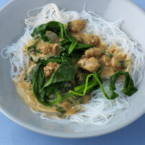 Durchsichtige Nudeln mit Erdnussbutter