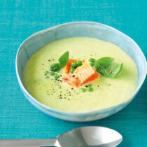 Grüne Spargelsuppe mit Lachs