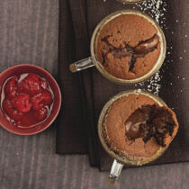 Schokovulkan mit Ingwer-Himbeeren Schokovulkan mit Ingwer-Himbeeren