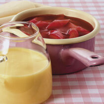 Rhabarbergrütze mit Vanillesauce Rhabarbergrütze mit Vanillesauce