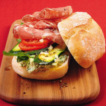 Salami-Ciabatta mit Pesto-Frischkäse