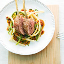 Lammkoteletts mit Makkaroni und Bohnen Lammkoteletts mit Makkaroni und Bohnen