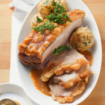 Schweinekrustenbraten mit Biersauce und Brezenknödeln Schweinekrustenbraten mit Biersauce und Brezenknödeln